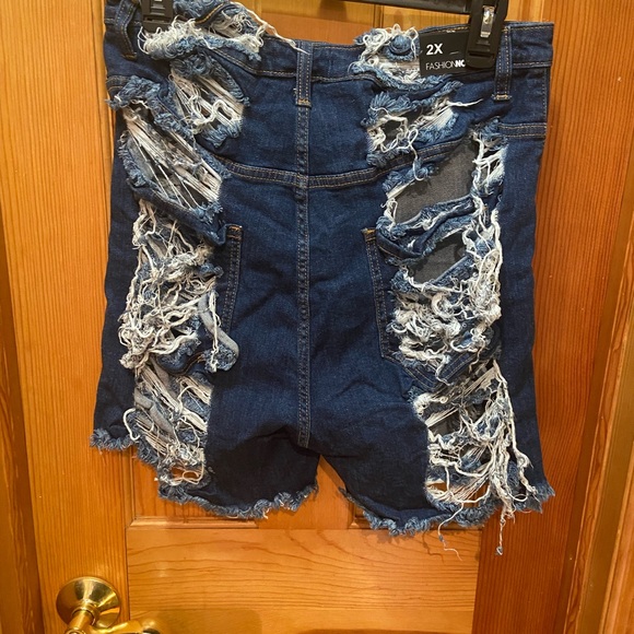 Fashion Nova heavily ripped jean shorts nwt - Picture 4 of 6